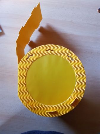 gelber Laternen-Rohling aus 3D Wellpappe zusammenkleben