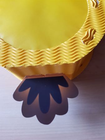gelbe Laterne aus 3D Wellpappe mit Eulen-Schwanz
