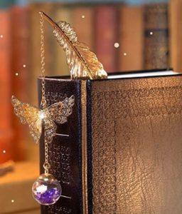 wunderschönes Lesezeichen aus Metall für Buchliebhaberinnen – goldfarbenen Feder mit Kette und 3D Schmetterling und lilafarbener Blütenkugel