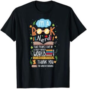 schwarzes Kinder-T-Shirt mit Bücher-Motiv und Aufdruck: I'm a Book-Nerd, that means, I live in a crazy fantasy world with unrealistic expectations. Thank you for understanding.