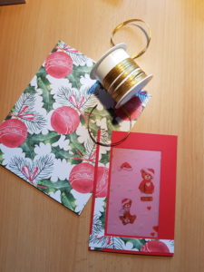 Weihnachtskarten basteln - Material zum verzieren