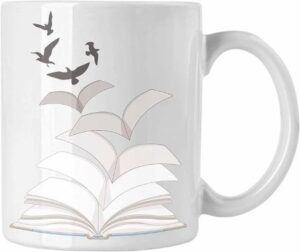 Tasse für Bücher-Fans mit Motiv – aus den Seiten eines Buches werden Vögel