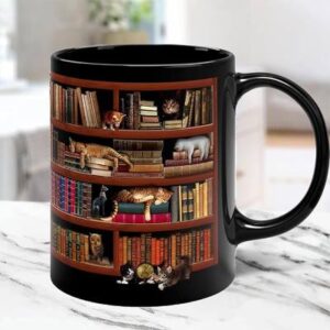 Tasse für Bücher-Fans mit Motiv: Bücherregal mit vielen Büchern und verschiedenen Katzen
