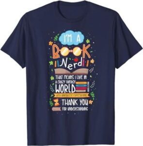dunkelblaues T-Shirt mit buntem Aufdruck: I'm a booknerd - that means I live in a crazy fantasy world with unrealistic expectations - thank you for understanding