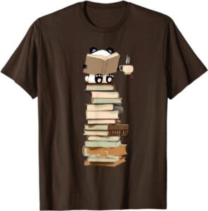 braunes T-Shirt mit Motiv: lesender Panda auf einem Bücherstapel