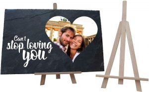 Schieferplatte auf Staffelei mit eingearbeitetem Foto und Aufschrift „Can't stop loving you“ - Valentinstagsgeschenk für SIE