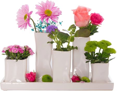 Vasen-Set in weiß – fünf kleine Vasen fest verbunden mit einer Platte – Geschenkidee im Frühling