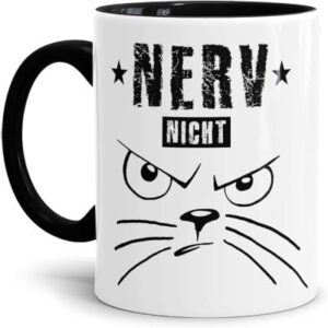 weiße Tasse mit schwarzer Henkel- und Innenfarbe, Motiv stilisiertes verärgertes Katzengesicht und Aufdruck „Nerv nicht“