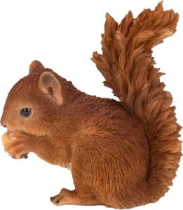 Eichhörnchen aus Kunstharz – schöne Herbstdekoration
