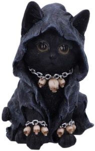 Halloween-Deko – kleine schwarze Katze mit Umhang und kleinen Ketten mit Totenköpfen 
