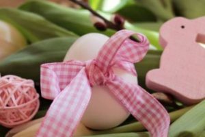 Kleine Geschenke zu Ostern, Motivbild: Ei mit rosa/weißkarierter Schleife
