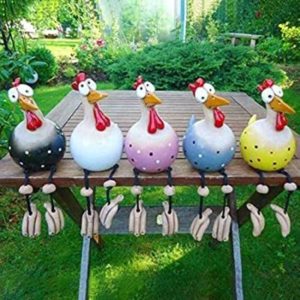 fünf witzige Kantenhocker-Hühner – lustiges Mitbringsel in der Osterzeit