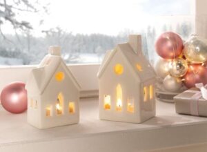 2 Windlichter aus Keramik "Winterhaus"