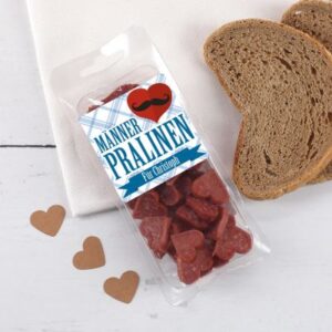 Männerpralinen: eine Packung mit Mini-Salami-Herzchen. Aufdruck: Männerpralinen für Wunschname – Geschenkidee für Männer, die es lieber herzhaft mögen