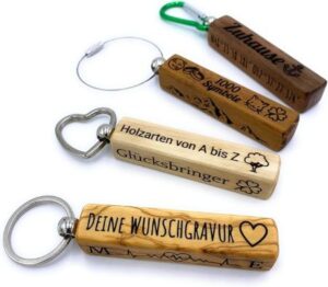 vier personalisierte Schlüsselanhänger aus verschiedenen Holzarten – tolles Geschenk für Männer