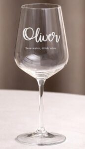 Personalisiertes Weinglas, Gravur: Wunschname und kurzer Spruch – schöne Geschenkidee für Weintrinker
