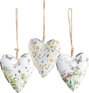 Drei weiße Herzen zum Aufhängen aus Metall mit bunten Frühlingsblumen-Motiven – schönes Mitbringsel in der Osterzeit