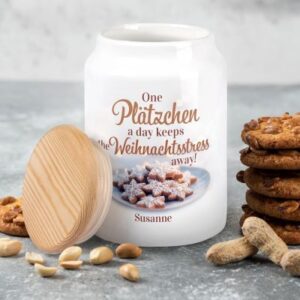 weiße Keramikdose mit Aufdruck: One Plätzchen a day keeps the Weihnachtsstress away + Wunschname und Plätzchenteller-Motiv