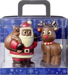 Set Weihnachtsmann mit Geschenken, Sack & Teddy und Rentier mit Baumkugel & Schal aus Edelvollmilchschokolade, dekoriert mit Dekormasse und weißer sowie Zartbitterschokolade