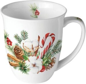 Tasse mit Weihnachtsmotiv: Weihnachtsgesteck mit Tannenzweigen, Zapfen, Zucker- und Zimtstangen und Christrosen