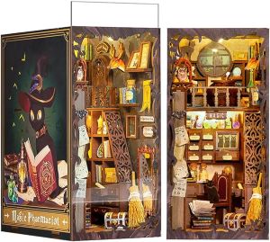 3D Puzzle/ Modellbau Kit „Magische Apotheke“ ist ein Haus in Buchform mit vielen einzelnen Teilen zum selber zusammenbauen.