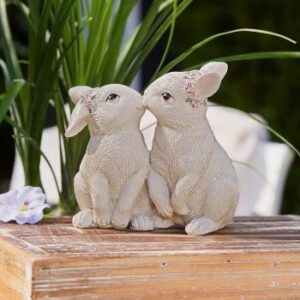 Ein niedliches Hasenpärchen mit Blütenkränzen, von Hand bemaltes Polyresin