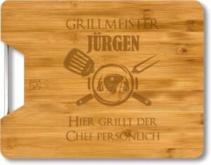 Schneidebrett aus Bambus mit Edelstahlgriff und Lasergravur: 
GRILLMEISTER
WUNSCHNAME
Motiv: Steak und Grillbesteck
WUNSCHTEXT z.B. HIER GRILLT DER 
CHEF PERSÖNLICH