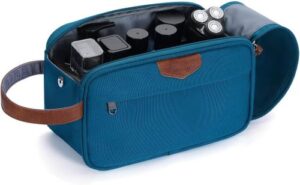 Kulturbeutel in blaugrün, hergestellt aus 2 recycelten PET-Flaschen.