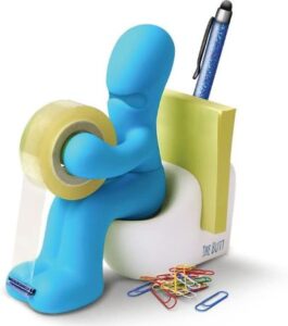 „The Butt“ – Mini-Schreibtischorganizer mit Klebefilm-Abroller, Halter für Stifte und Memo-Zettel und Büroklammer-Spender.