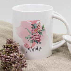 weiße Keramiktasse mit rosafarbenem großen "J" mit Blütenmotiv und schwarzem Aufdruck : Jasmin