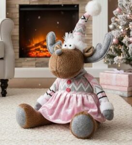 großes sitzendes Rentier mit rosa Kleidchen und passender Mütze – witziges Wichtelgeschenk für Freundinnen und Kolleginnen