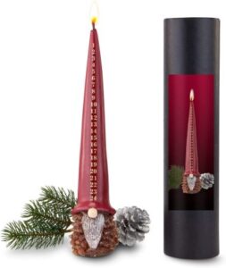 handgemachte Adventskalender-Kerze in Wichtelform mit roter Zipfelmütze