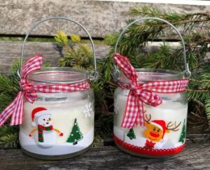 2 Duftkerzen im Glas mit Drahthenkel, bedruckt mit niedlichen Weihnachtsmotiven