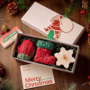 Box mit 3er Set Duftkerzen, Motive: Handschuh und Stiefel in rot/grün cremefarbener Schneeflocke