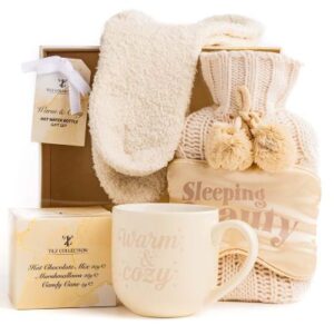 beiges Set mit Mini-Wärmflasche, Kuschelsocken, Tasse, Mischung für heiße Schokolade,  Marshmallows und Zuckerstange