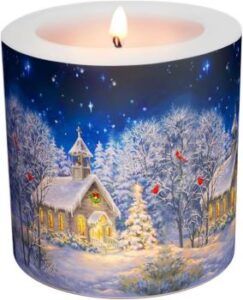 Dekorative Weihnachtskerze mit Wintermotiv: weihnachtlich geschmückte Kirche, Bäume und Vögel