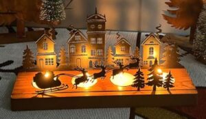 Kerzenhalter aus Holz mit Platz für 4 Kerzen oder Teelichter, und Metallsilhouetten mit Weihnachtsschlitten und Tannen und einer Häuserzeile