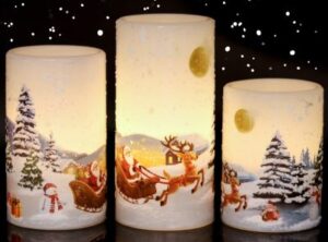 3 verschieden hohe LED Kerzen mit Weihnachtsmotiv: Weihnachtsmann im Rentier-Schlitten – wunderschönes Mitbringsel im Advent