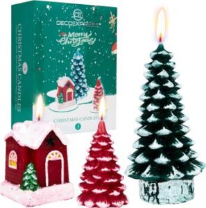 Set mit drei verschiedenen Motivkerzen: je ein Weihnachtsbaum in rot und dunkelgrün und ein Weihnachtshaus in rot/weiß – ein hübsches kleines Geschenk in der Adventszeit