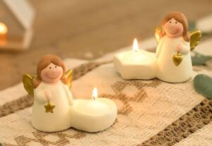 Teelichthalter: zwei niedliche weiße Weihnachtsengel aus Keramik mit braunen Haaren und goldenen Flügeln – hübsches kleines Mitbringsel in der Adventszeit