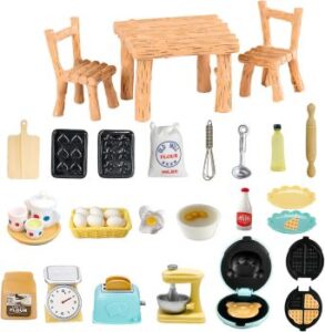 Backtag beim Wichtel – Miniatur-Backzubehör: 2 Stühle + Tisch, Tablett, Nudelholz, Olivenöl, Eierkorb, Eier, Mixer, Mehl, Schneidebrett, Teetablett + Teetasse + Teekanne, Waffeleisen, Waage, Milch, Schneebesen usw. 