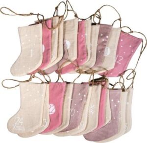 Adventskalender mit Weihnachtsstrümpfen in Rosa- und Creme-Tönen zum Aufhängen und selbst Befüllen 