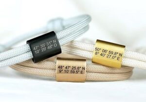 Armbänder mit GPS-Daten in drei verschiedenen Farben, hellblau, hellbraun, beige – tolles Geschenk zum Valentinstag