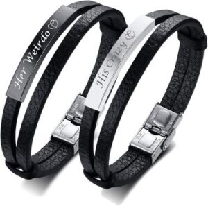 zwei schwarze Armbänder aus PU-Leder mit Metallverschluss und Metallplakette mit Gravur : "Her Weirdo", "His Crazy"