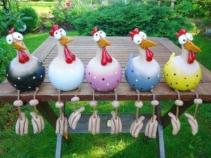 fünf witzige Kantenhocker-Hühner in verschiedenen Farben – lustiges Mitbringsel in der Osterzeit