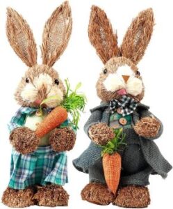 Osterhasenpaar aus Stroh: Hasenfrau mit grün/blau/weiß kariertem Kleid, der Hasenmann mit dunkelgrauer Hose, langer Jacke, kariertem Hemd und grün/weiß karierter Fliege