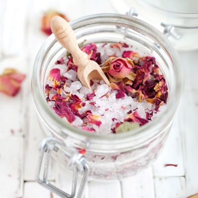 Badesalz mit Blüten im Bügelglas