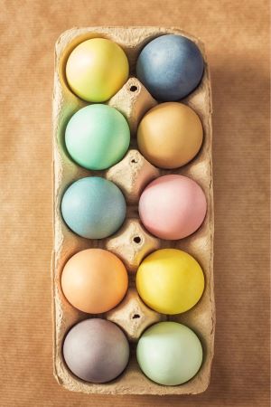 Eierkarton mit 10 verschiedenen bunten Eiern, die mit Naturfarben eingefärbt wurden – nachhaltige DIY-Geschenke zu Ostern