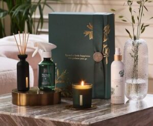 Rituals Parfum d'Interieur, ein erfrischendes Raumspray, einen Duftdiffusor und eine Duftkerze in einer schönen Verpackung – eine tolle Geschenkidee zum Muttertag