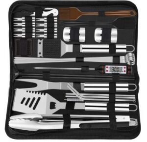 Grillbesteck: robuste Tragetasche mit Grillspatel, Grillzange, Grillgabel,  Grillreinigungsbürste + zusätzlicher Bürstenkopf, Fleischthermometer, Grillmatte, Korkenzieher, 2 Ölpinsel, 2 Gewürzflaschen, 4 Spieße, 8 Maishalter,   Trinkhalm-Set + Reinigungsbürste 